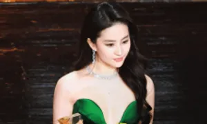 Lưu Diệc Phi tôn dáng với đầm cut-out