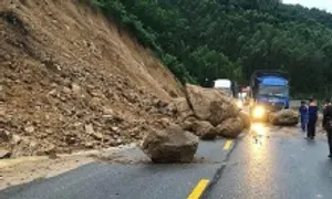 Đá lớn rơi xuống đường đèo An Khê