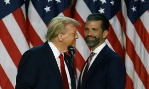 Con trai ông Trump sẽ tới thăm hòn đảo bố muốn mua