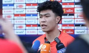 Trung vệ Lý Đức: 'Mỗi ngày ở đội tuyển là bài học đáng quý' Trung vệ Lý Đức: 'Mỗi ngày ở đội tuyển là bài học đáng quý'