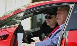 Quy định khiến ông Trump mua xe Tesla nhưng không thể lái