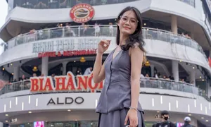 Người Hà Nội, khách nước ngoài đổ đến 'Hàm cá mập' chụp ảnh Người Hà Nội, khách nước ngoài đổ đến 'Hàm cá mập' chụp ảnh