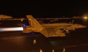 Houthi tuyên bố tập kích tàu sân bay Mỹ, căn cứ không quân Israel Houthi tuyên bố tập kích tàu sân bay Mỹ, căn cứ không quân Israel