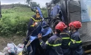 Xe tải đâm nhau, hai người chết Xe tải đâm nhau, hai người chết