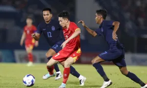 Đội tuyển Việt Nam 'hụt hơi' với bài toán tuyến giữa Đội tuyển Việt Nam 'hụt hơi' với bài toán tuyến giữa