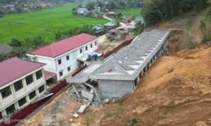Hơn 260 thầy trò học giữa vùng sạt lở Hơn 260 thầy trò học giữa vùng sạt lở