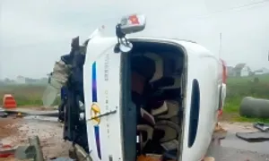 Ôtô chở giáo viên, học sinh lật trên cao tốc Diễn Châu - Bãi Vọt Ôtô chở giáo viên, học sinh lật trên cao tốc Diễn Châu - Bãi Vọt