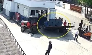 Phía sau 3 cuộn hàng đè chết nam bảo vệ Phía sau 3 cuộn hàng đè chết nam bảo vệ