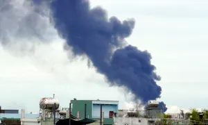 Cháy kho phế liệu, khói bay xa hàng cây số Cháy kho phế liệu, khói bay xa hàng cây số