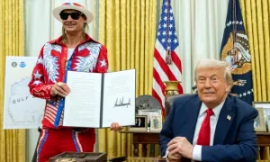 Ông Trump ký sắc lệnh trấn áp nạn 'phe vé' nhạc hội Ông Trump ký sắc lệnh trấn áp nạn 'phe vé' nhạc hội