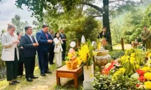 Đại sứ Mỹ viếng mộ Đại tướng Võ Nguyên Giáp Đại sứ Mỹ viếng mộ Đại tướng Võ Nguyên Giáp