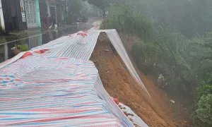 Sạt lở uy hiếp 31 hộ dân ở Lào Cai
