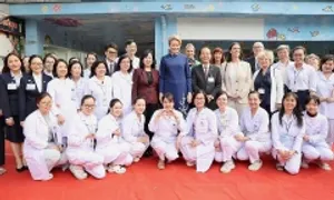 Hoàng hậu Bỉ mặc áo dài, thăm Bệnh viện Nhi Trung ương Hoàng hậu Bỉ mặc áo dài, thăm Bệnh viện Nhi Trung ương