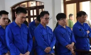 Băng nhóm lợi dụng quen biết CSGT để 'bảo kê xe' lĩnh án Băng nhóm lợi dụng quen biết CSGT để 'bảo kê xe' lĩnh án