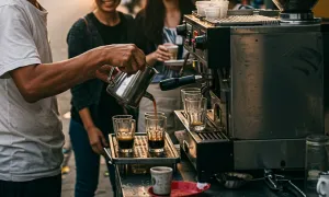 Hạ giá cà phê pha máy xuống 10 nghìn nhưng không ai chịu uống Hạ giá cà phê pha máy xuống 10 nghìn nhưng không ai chịu uống