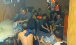 Hai thuyền viên sống sót sau gần 20 giờ trôi dạt trên biển Hai thuyền viên sống sót sau gần 20 giờ trôi dạt trên biển