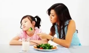 Mẹ để con gái 13 tuổi xới tung bàn ăn trước mặt khách Mẹ để con gái 13 tuổi xới tung bàn ăn trước mặt khách