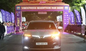 Xe điện VinFast dẫn đoàn VnExpress Marathon Huế 2025 Xe điện VinFast dẫn đoàn VnExpress Marathon Huế 2025