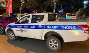 Cảnh sát mở đường đưa bé trai nguy kịch tới bệnh viện Cảnh sát mở đường đưa bé trai nguy kịch tới bệnh viện