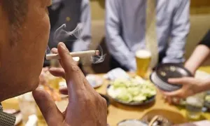 Chị Việt kiều chấn chỉnh thói quen xấu của cả họ giữa buổi tiệc Chị Việt kiều chấn chỉnh thói quen xấu của cả họ giữa buổi tiệc