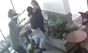 Đánh gục bạn gái trong quán cà phê Đánh gục bạn gái trong quán cà phê