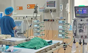 Bé gái suýt chết do biến chứng tay chân miệng Bé gái suýt chết do biến chứng tay chân miệng