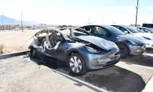Mỹ truy tố người đốt xe Tesla Mỹ truy tố người đốt xe Tesla