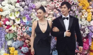 'Biểu tượng gợi cảm' Chung Lệ Đề sánh đôi chồng
