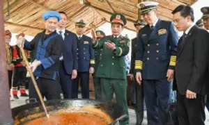 Bộ trưởng Quốc phòng Việt - Trung cùng giã bánh dày, xem nấu mật mía Bộ trưởng Quốc phòng Việt - Trung cùng giã bánh dày, xem nấu mật mía