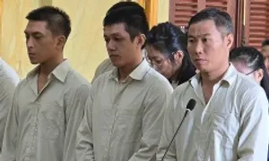 Cựu cảnh sát cầm đầu đường dây buôn lậu hơn 200 tỷ đồng bị phạt 12 năm tù Cựu cảnh sát cầm đầu đường dây buôn lậu hơn 200 tỷ đồng bị phạt 12 năm tù