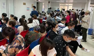 Tâm lý 'đi sớm, khám sớm' góp phần gây quá tải bệnh viện Tâm lý 'đi sớm, khám sớm' góp phần gây quá tải bệnh viện