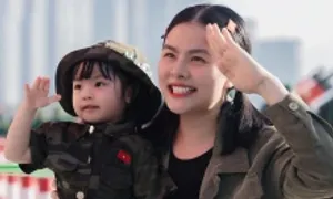 Dàn sao Việt và con hòa vào không khí đại lễ Dàn sao Việt và con hòa vào không khí đại lễ