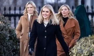 Bộ ba tóc vàng hỗ trợ truyền thông cho ông Trump Bộ ba tóc vàng hỗ trợ truyền thông cho ông Trump