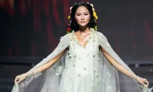 H'Hen Niê catwalk diễn tả hạnh phúc làm mẹ H'Hen Niê catwalk diễn tả hạnh phúc làm mẹ