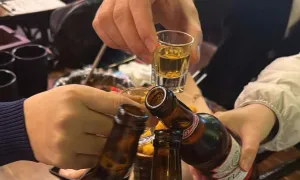 Bị gout nên uống rượu hay bia?