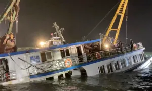 Tàu Vịnh Xanh 58 được kéo vào bờ, tìm thêm ba thi thể Tàu Vịnh Xanh 58 được kéo vào bờ, tìm thêm ba thi thể