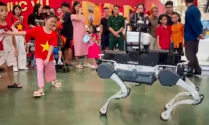 Lái máy bay, trò chuyện với robot tại triển lãm thành tựu đất nước 80 năm
