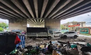 Loạt gầm cầu ở TP HCM thành nơi đậu xe, đổ rác