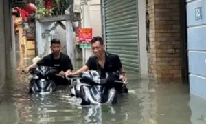30 giờ cô lập trong 'rốn lụt' Hà Nội 30 giờ cô lập trong 'rốn lụt' Hà Nội