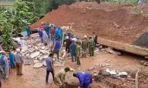 Hai cha con tử vong khi tường hàng xóm đổ sập