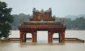 Lũ bủa vây đô thị Huế