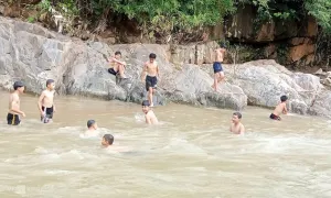 Hàng trăm học sinh phải ra suối tắm giặt vì thiếu nước